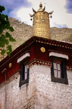 (གངས་རི་ཐང་ཀ།) ("Gangri Thangka"): Celestrial Splendor