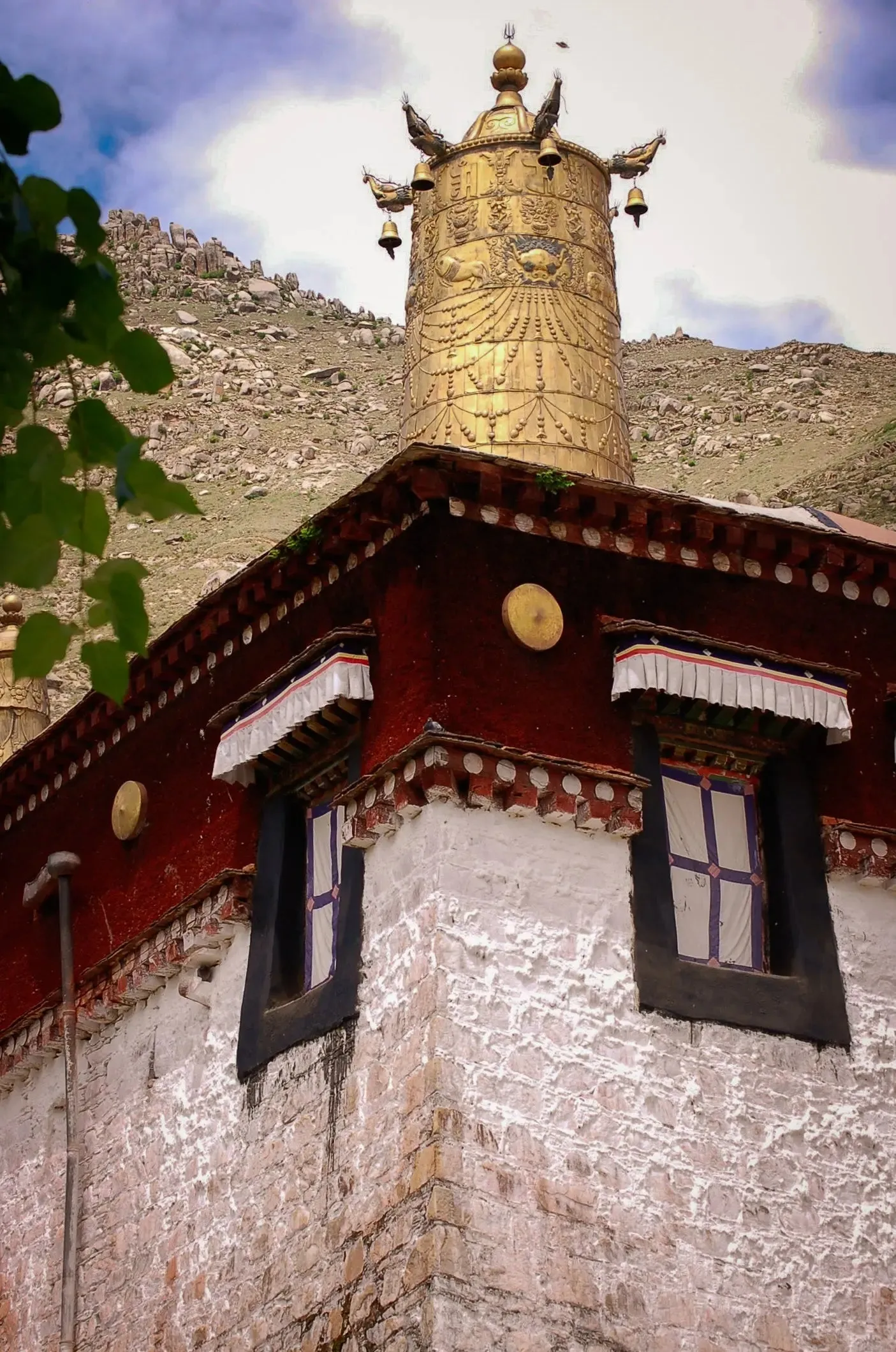 (གངས་རི་ཐང་ཀ།) ("Gangri Thangka"): Celestrial Splendor