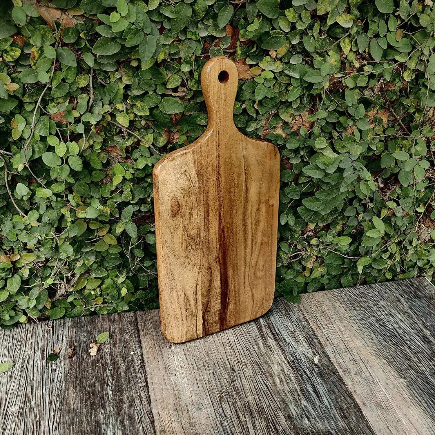 BEAUTIFUL WOODEN CHOPPING BOARD