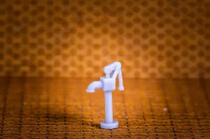 Hand operated water pump - HO Scale
